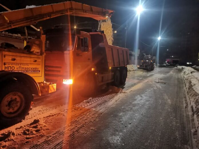 Дорожные службы округа продолжают в круглосуточном режиме расчищать улицы от снега и наледи