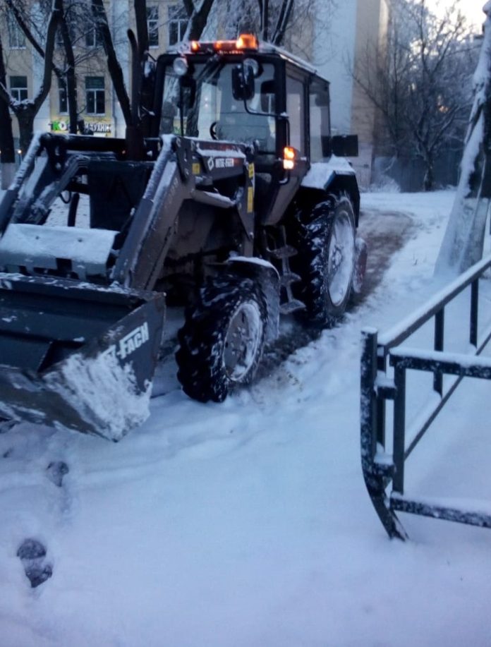 Дорожные и коммунальные службы устраняют последствия снегопада в округе