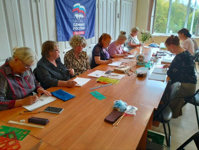 После долгих летних каникул участники изостудии «Гармония» встретились, чтобы продолжить обучение живописи