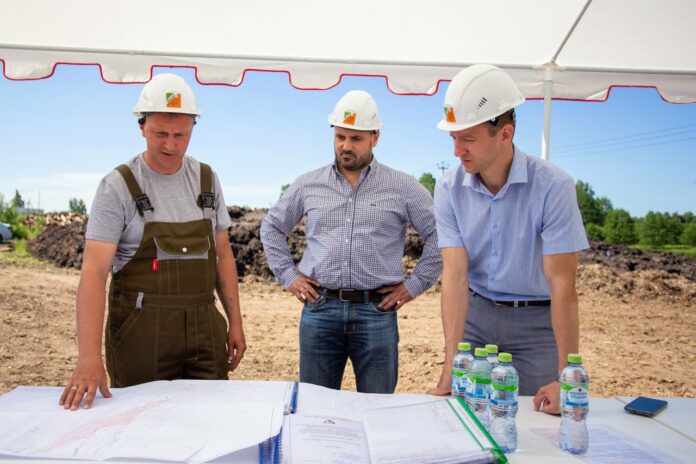 Продолжаются работы по расчистке русла реки Петрицы в округе