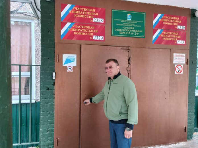 Депутат Юрий Стрелков проверил работу участков в 11-том избирательном округе