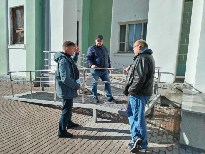 Входная группа ДК «Машиностроитель» адаптирована под людей с ограниченными возможностями здоровья