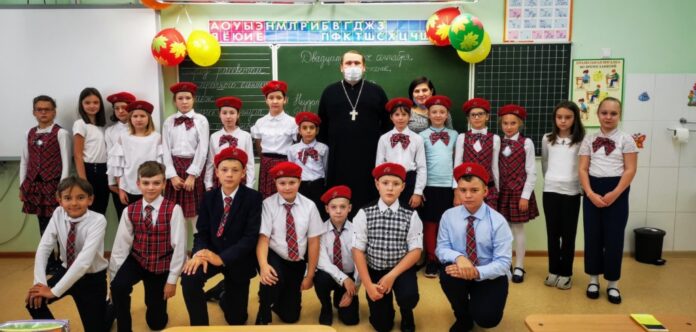 Настоятель Никольского храма посетил подольскую гимназию № 7