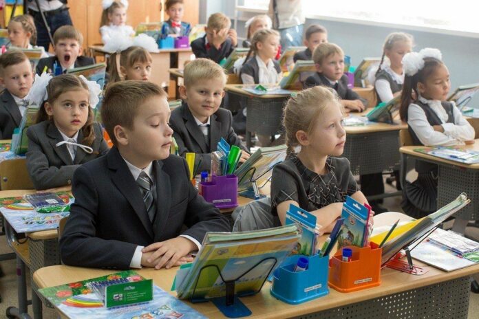 Около 4.5 тысяч детей зачислены в первые классы школ округа