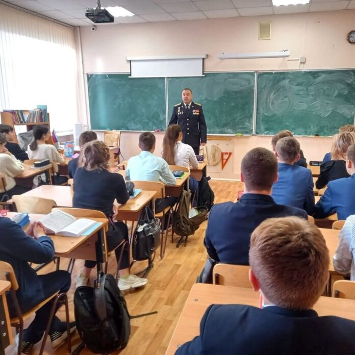 Беседа, посвящённая Дню военного разведчика РФ прошла в подольской школе № 4
