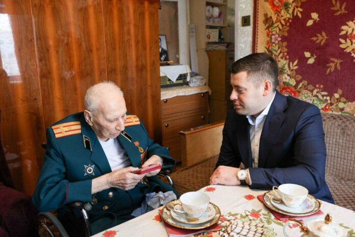 Секретарь подольского отделения партии «Единая Россия» Григорий Артамонов вручил ветерану памятную медаль