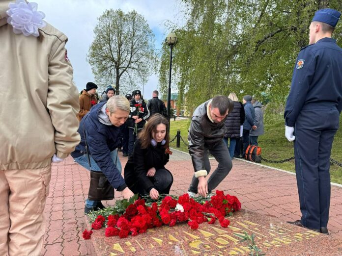 Участник праймериз «Единой России» приняла участие в памятном возложении цветов к мемориалу
