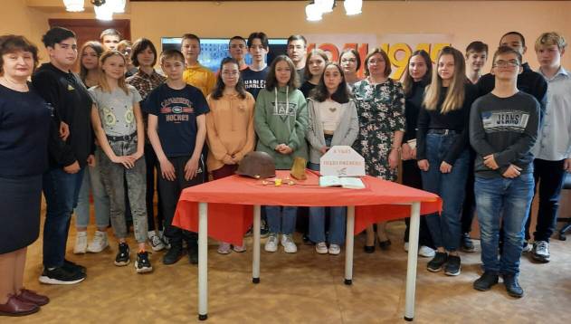 В детской библиотеке №27 прошел час поэзии военных лет для учеников гимназии им. Подольских...