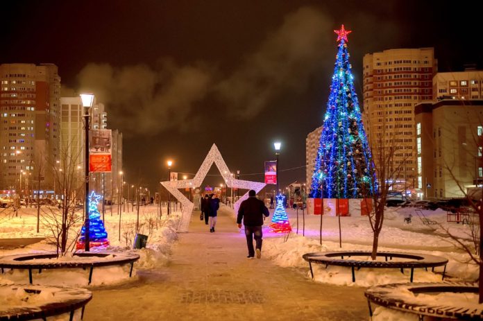 В округе будет установлено около 70 искусственных елей