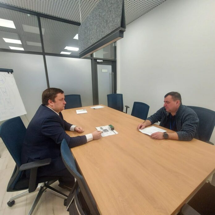 Депутат горсовета провел встречу, в которой обсудил вопросы проектирования и производства интегральных микросхем