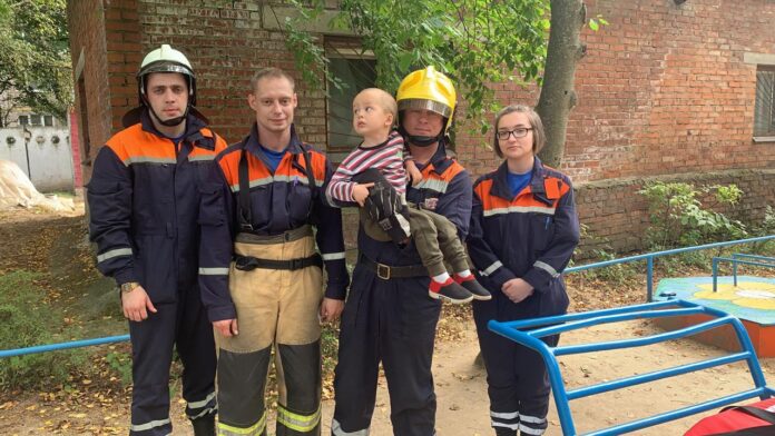 Спасатели поисково-спасательного отряда №17 Подольского территориального управления ГКУ МО «Мособлпожспас» спасли ребенка