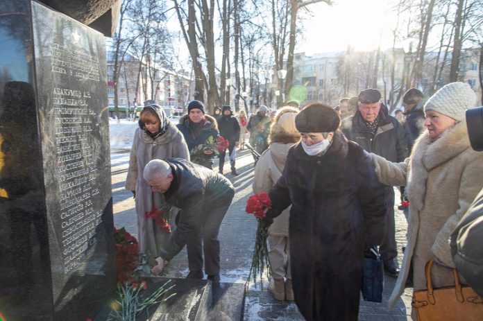 Жители Большого Подольска возложили цветы к памятнику воинам-интернационалистам