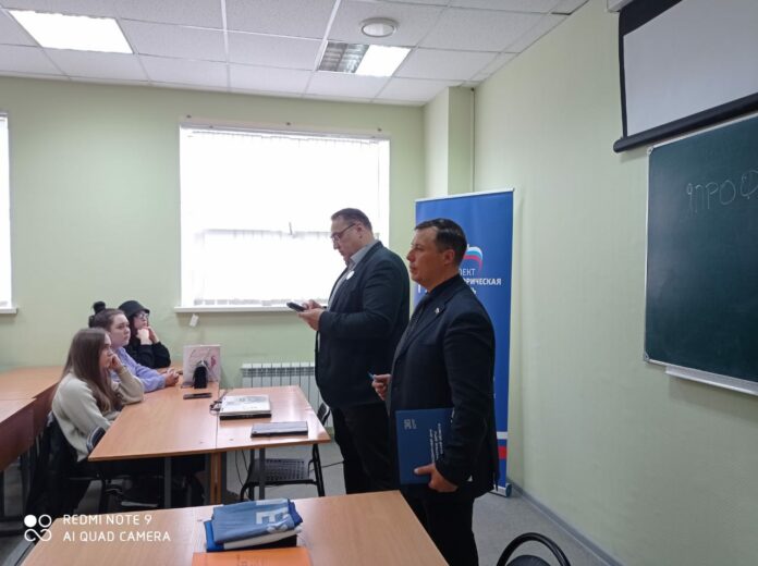 Алексей Никулин совместно с коллегой по депутатскому корпусу Михаилом Жученко провёл парламентский урок со...