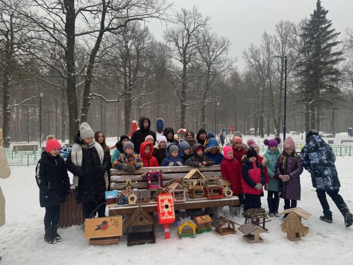 Акция «Покормите птиц зимой, чтобы пели нам весной!» прошла в климовском парке «Дубрава»