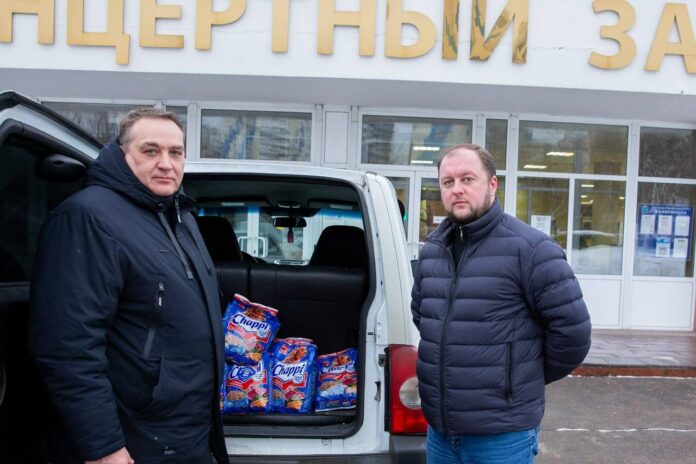 Председатель Совета депутатов совместно с руководителем Молодежного центра собрали партию кормов для животных