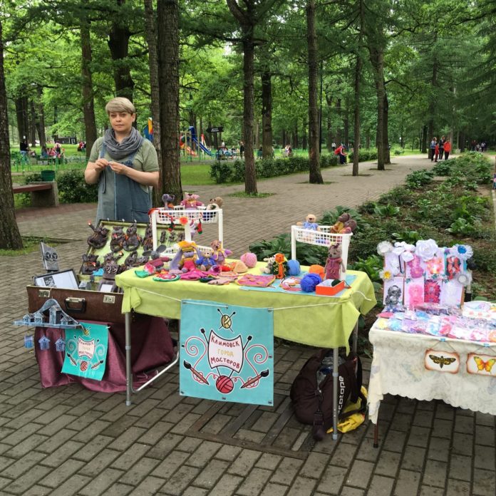 В климовском парке «Дубрава» прошел флешмоб «МЫ ВЯЖЕМ»