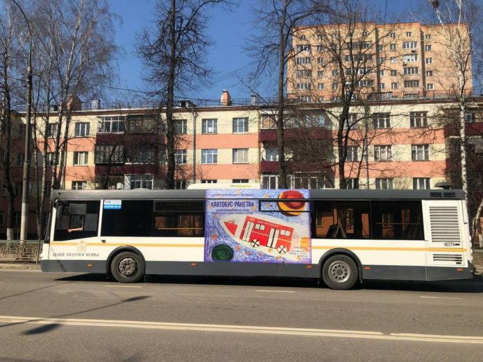 На маршрут Мострансавто в Подольске вышел автобус с детскими рисунками в День космонавтики