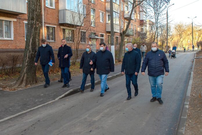 Исполнение наказов жителей домов на ул. Рожкова проконтролировал Николай Пестов