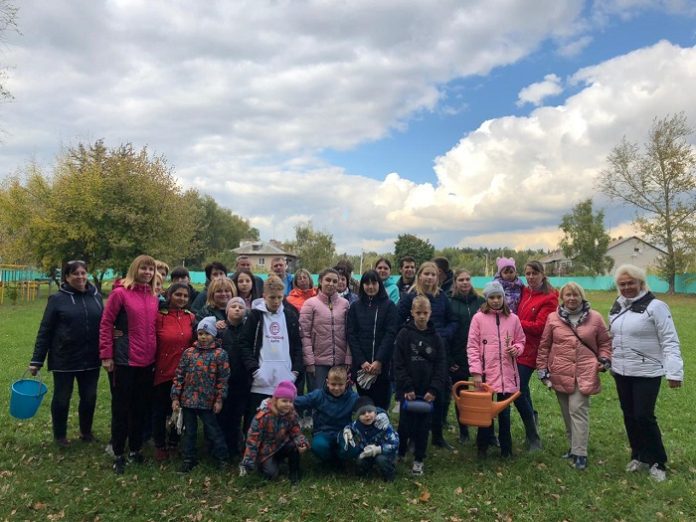Сотрудники ГУ ЗАГС посадили более 100 елочек вместе с воспитанниками домов