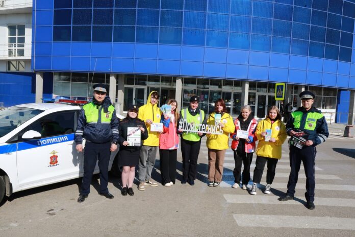 Сотрудники Госавтоинспекции г.о. Подольск совместно с молодежными активистами провели акцию «Пристегнись»