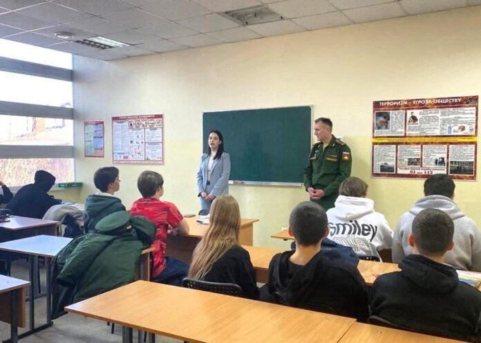 Состоялась беседа на тему «Армия и призыв» в молодёжном центре «Максимум»