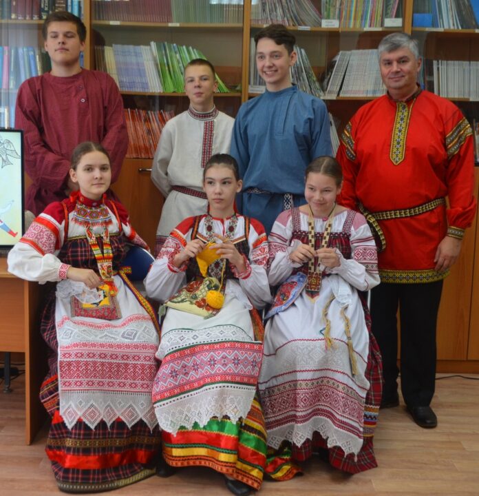 Познавательно-игровая программа «Пошли девки в посиделки» состоялась в библиотеке №13