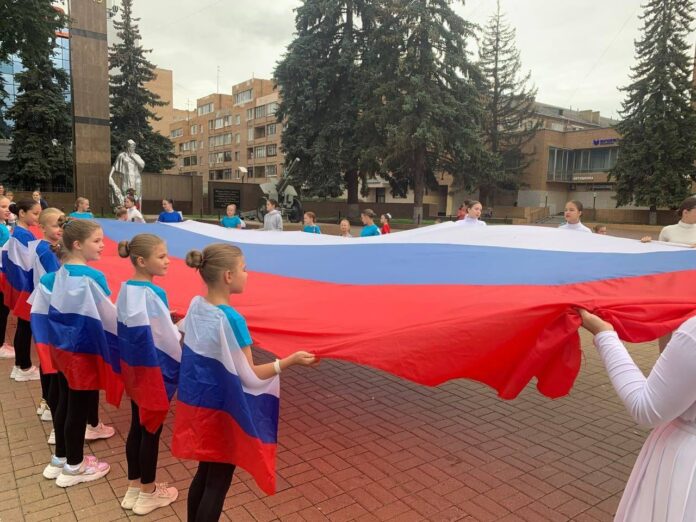 Творческие коллективы ДК им. 1 мая отпраздновали День Государственного флага Российской Федерации вместе с...