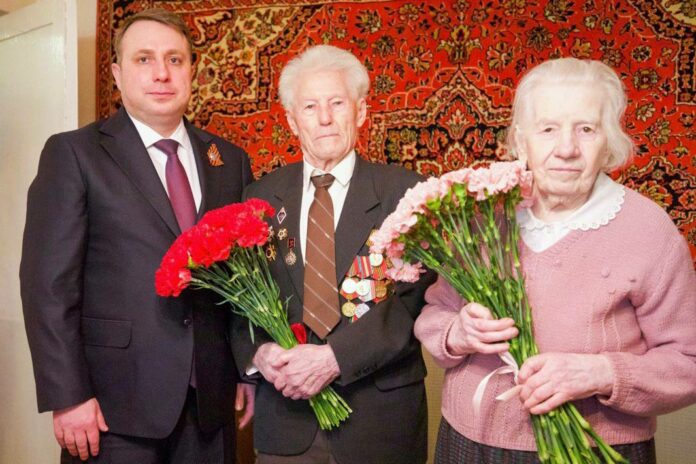 В преддверии Дня Победы поздравления принимает ветеран Сергей Тимофеевич Косов