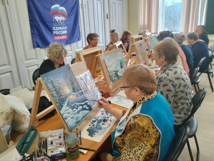 Художники группы «Гармония» начали работу над картинами на тему Года защитника Отечества