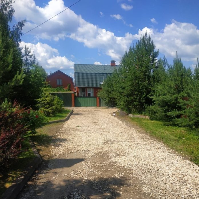 На улице Вишневой в микрорайоне Дубровицы ведутся работы по ремонту и асфальтированию дорожного покрытия