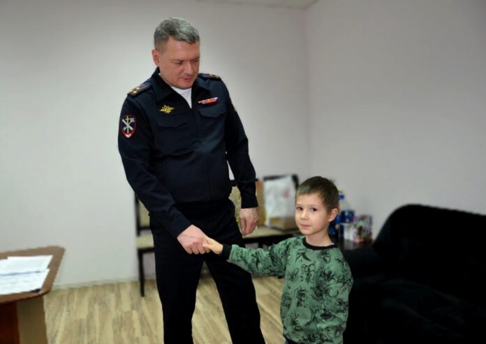 В Подольске полицейские в рамках акции «Елка желаний» исполнили мечту 5-летнего мальчика