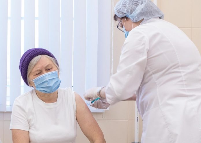 Для эффективной защиты от коронавируса прививку надо сделать дважды