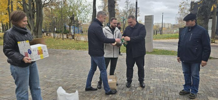 Парку имени Виктора Талалихина передали корм для птиц и белок и кормушки