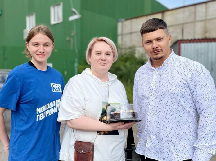 Подольские молодогвардейцы поздравили жену мобилизованного в преддверии Дня семьи, любви и верности