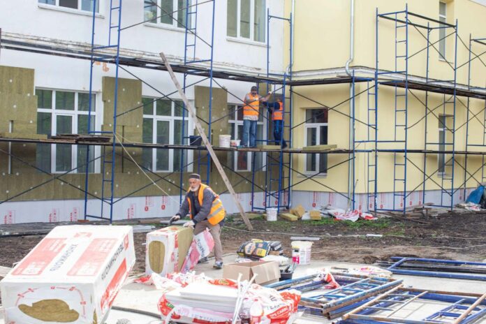 Руководитель округа проверил ход ремонтных работ в лицеях Подольска