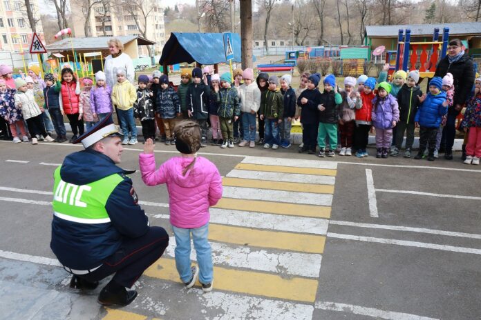 В Подольске Госавтоинспекторы рассказали дошкольникам о правилах безопасного поведения на улице