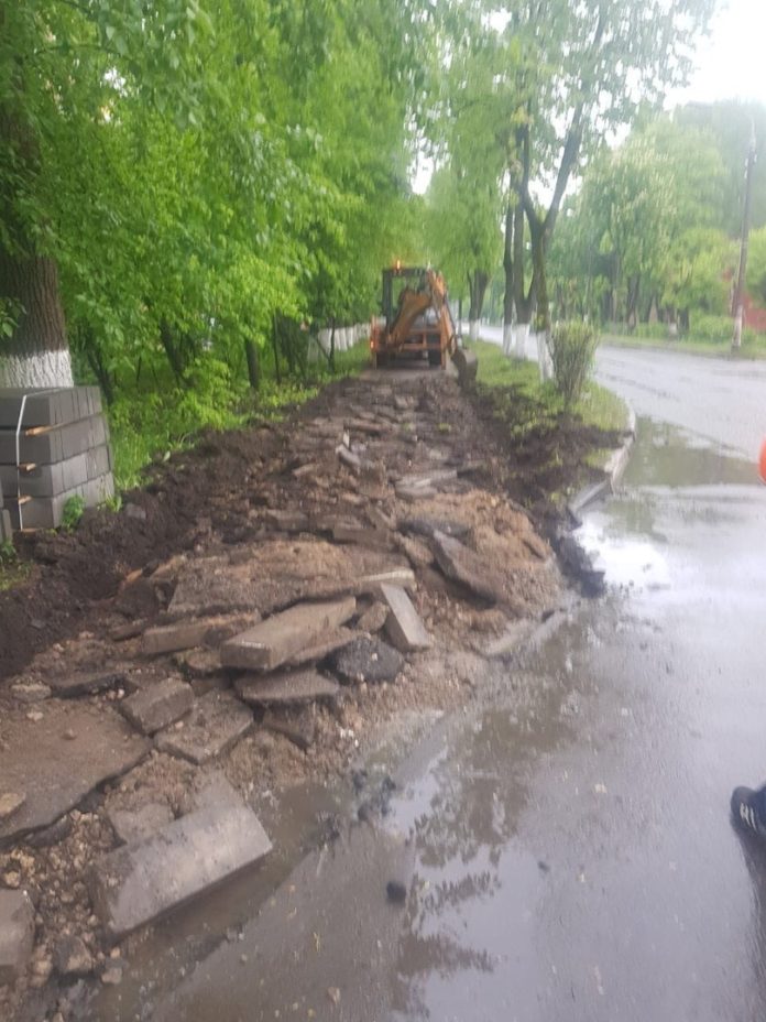 Дорожные работы в микрорайоне Климовск продолжаются