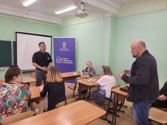 Депутат Михаил Жученко провел лекцию для жителей микрорайона Кутузово
