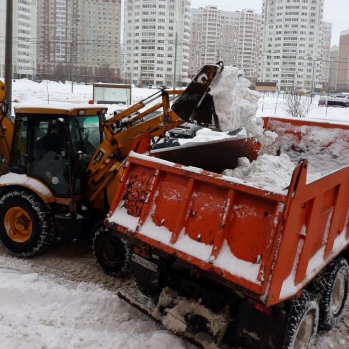 Почти 8 тысяч кубометров снега вывезено управляющими компаниями за последние десять дней в Большом...