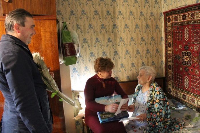 Труженицу тыла из микрорайона Климовск поздравили с 90-летием