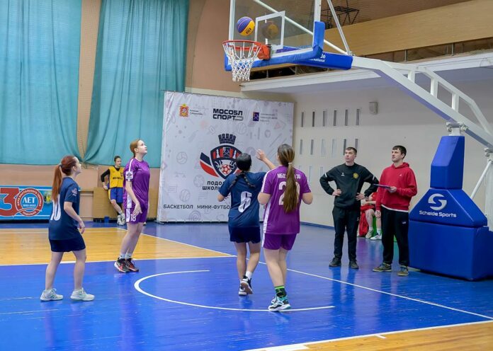 Плей-офф — участники школьной лиги сразились за место в финальном этапе в соревнованиях по...