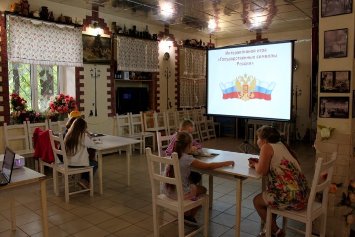 В ДК «Романцево» состоялась интелектуальная программа «Цвета моей Родины»