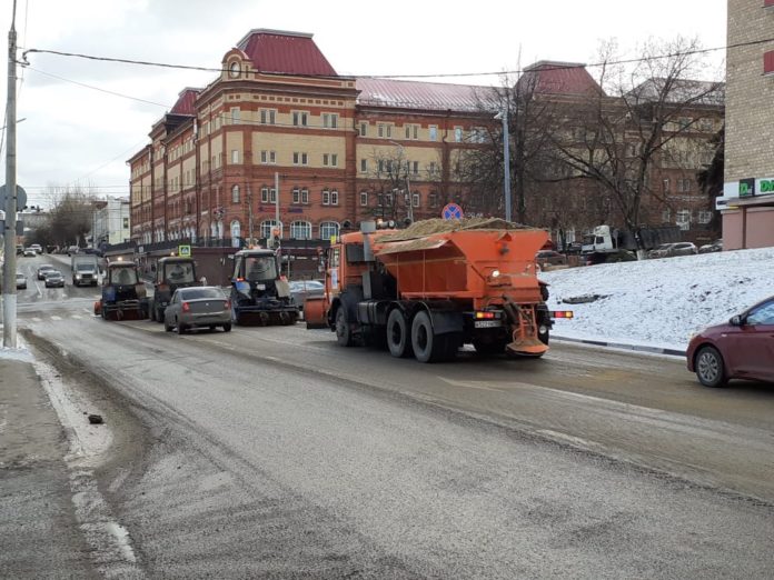 Более 300 км автодорог обработано 4 февраля противогололедными средствами в округе