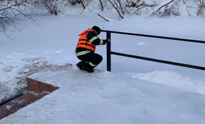 О толщине льда на Пахре 18 января рассказали в Подольском ТУ ГКУ МО «Мособлпожспас»