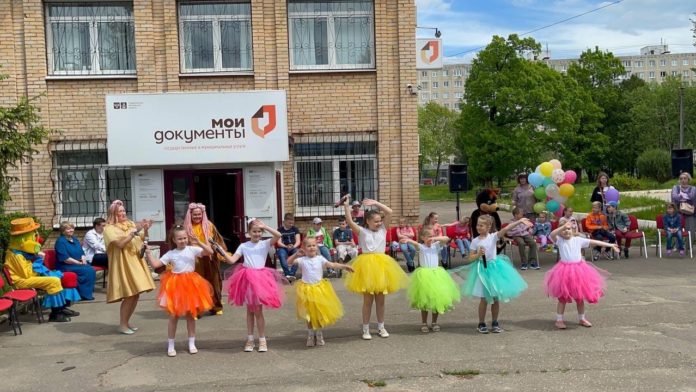 Для детей сотрудников МФЦ провели праздничную программу артисты ДК «Плещеево»