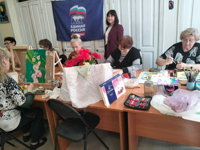 Художники Изостудии «Гармония» начали рисовать натюрморты