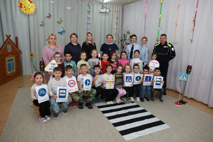 Сотрудники Госавтоинспекции провели урок безопасности в детском саду