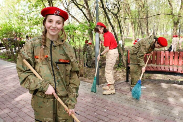 Партийцы с юными подольчанами приступили к субботнику уже сегодня: вместе привели в порядок сквер...