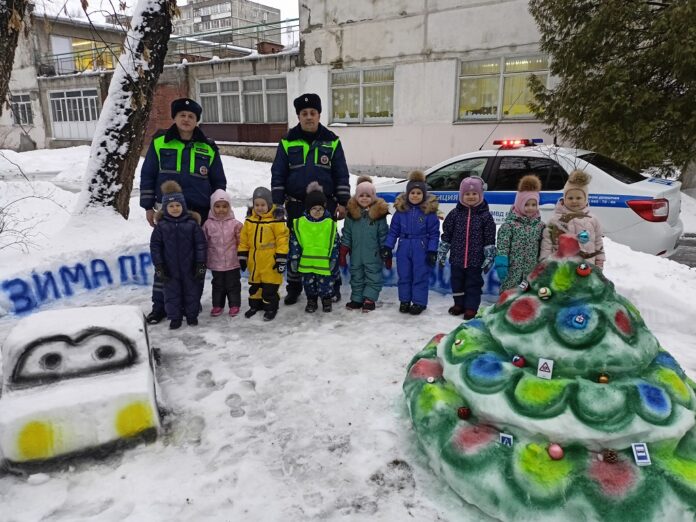 В детских садах Подмосковья сотрудники Госавтоинспекции проводят новогодние челленджи, по созданию снежных фигур