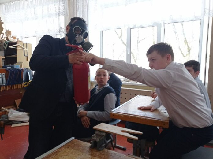 Депутат фракции «Единая Россия» провёл очередной тематический урок «Правильное использование индивидуально-массовых средств пожарной безопасности»